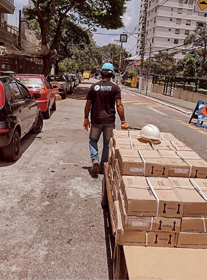Carregamento em galpão industrial